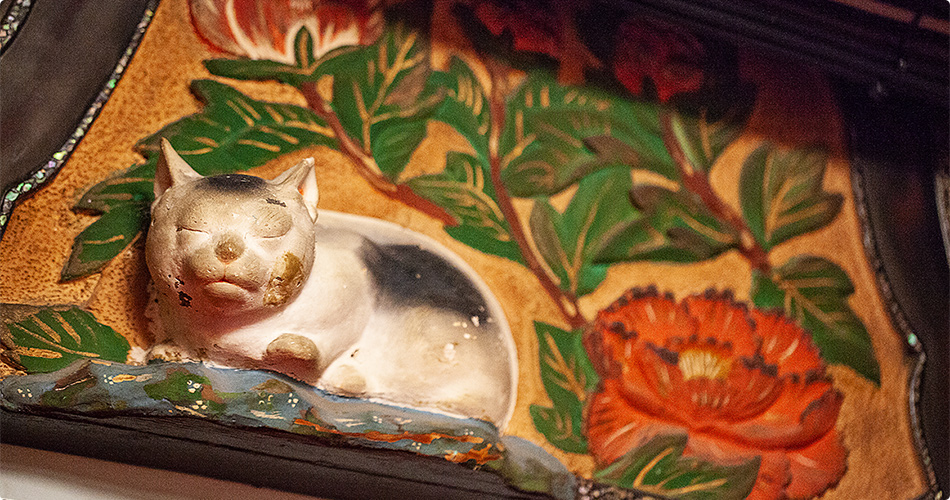 東照宮の東回廊にある国宝「眠り猫」にも似たかわいい装飾。